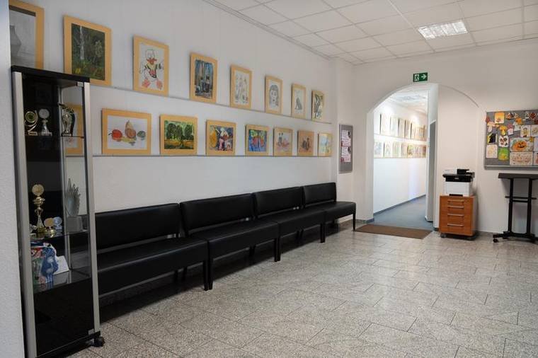 Foyer der Musikschule mit Schülerarbeiten