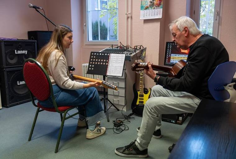 Gemeinsames Musizieren mit Gitarre und Violine