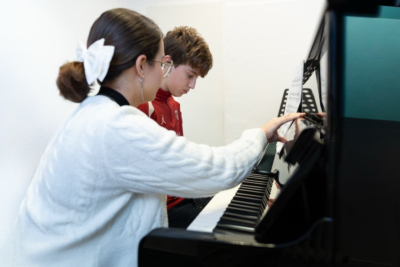 Zwei Kinder gemeinsam am Klavier
