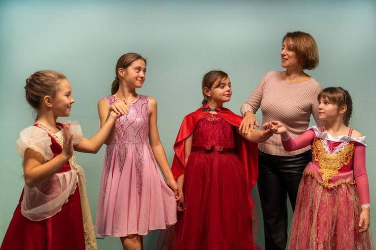 Kinder in Kostümen beim Theaterunterricht